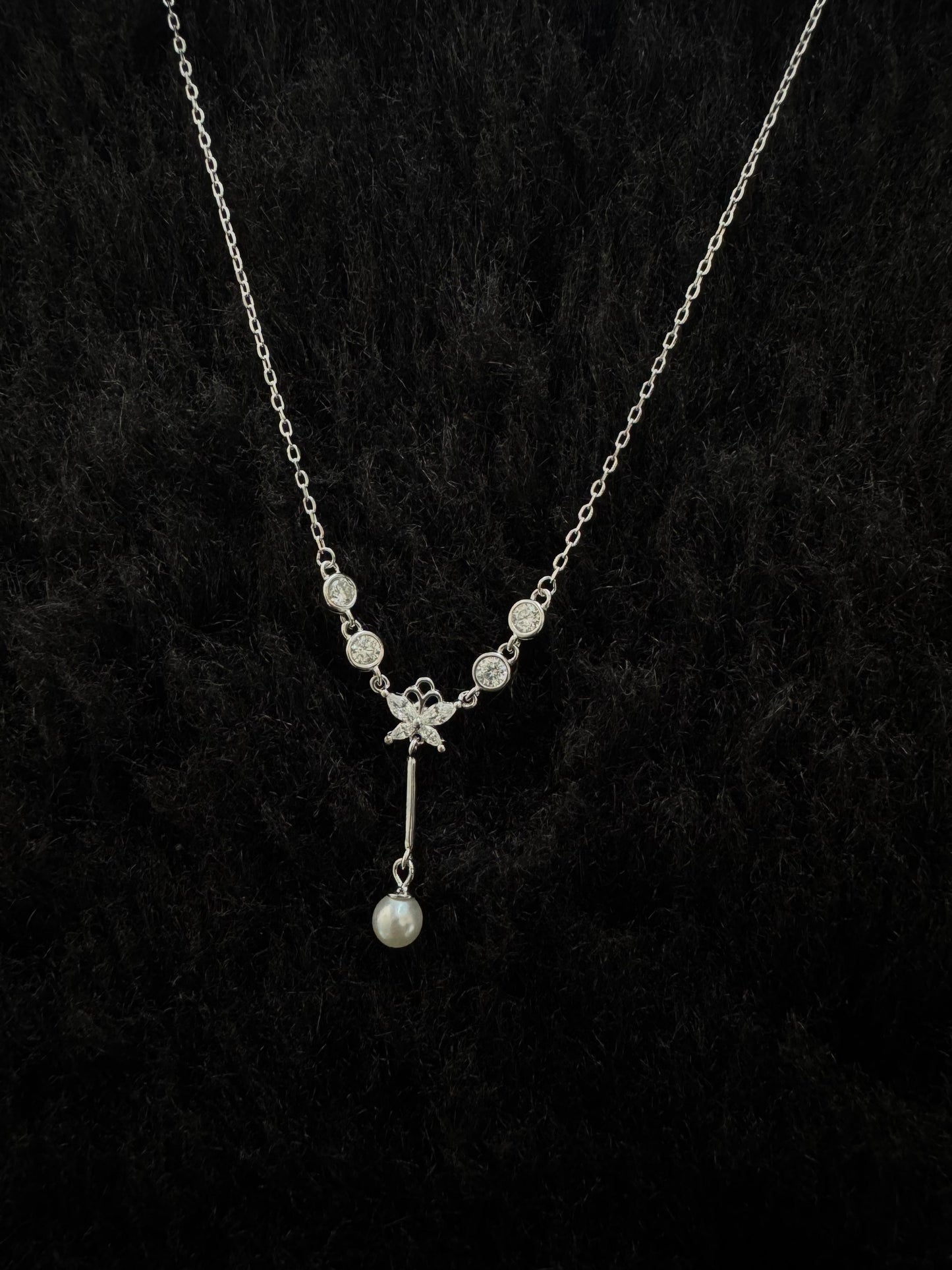 925 Sterling silver beautiful necklace with pearl detailing