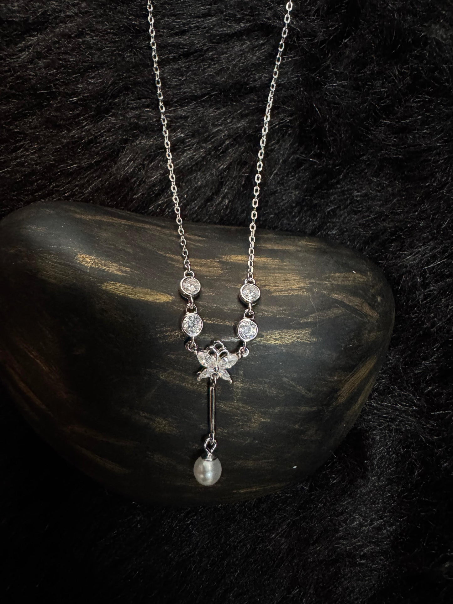 925 Sterling silver beautiful necklace with pearl detailing