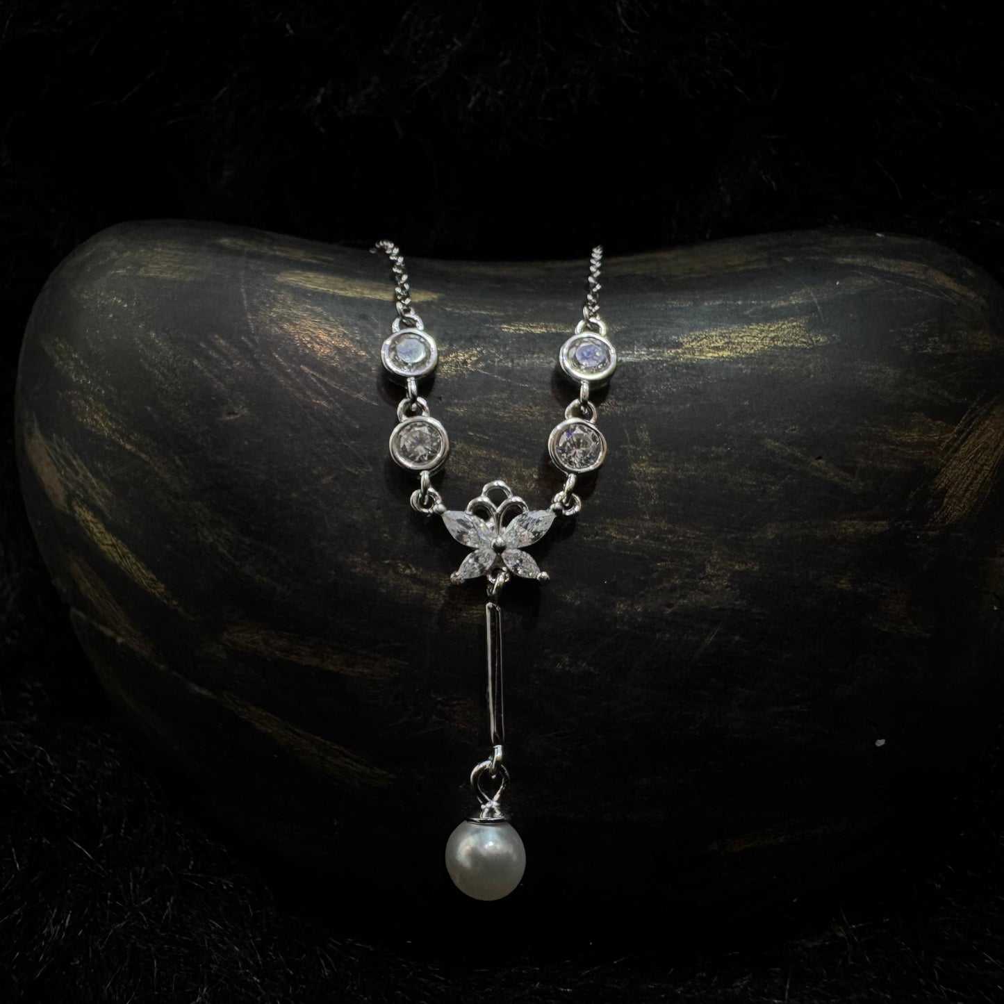 925 Sterling silver beautiful necklace with pearl detailing