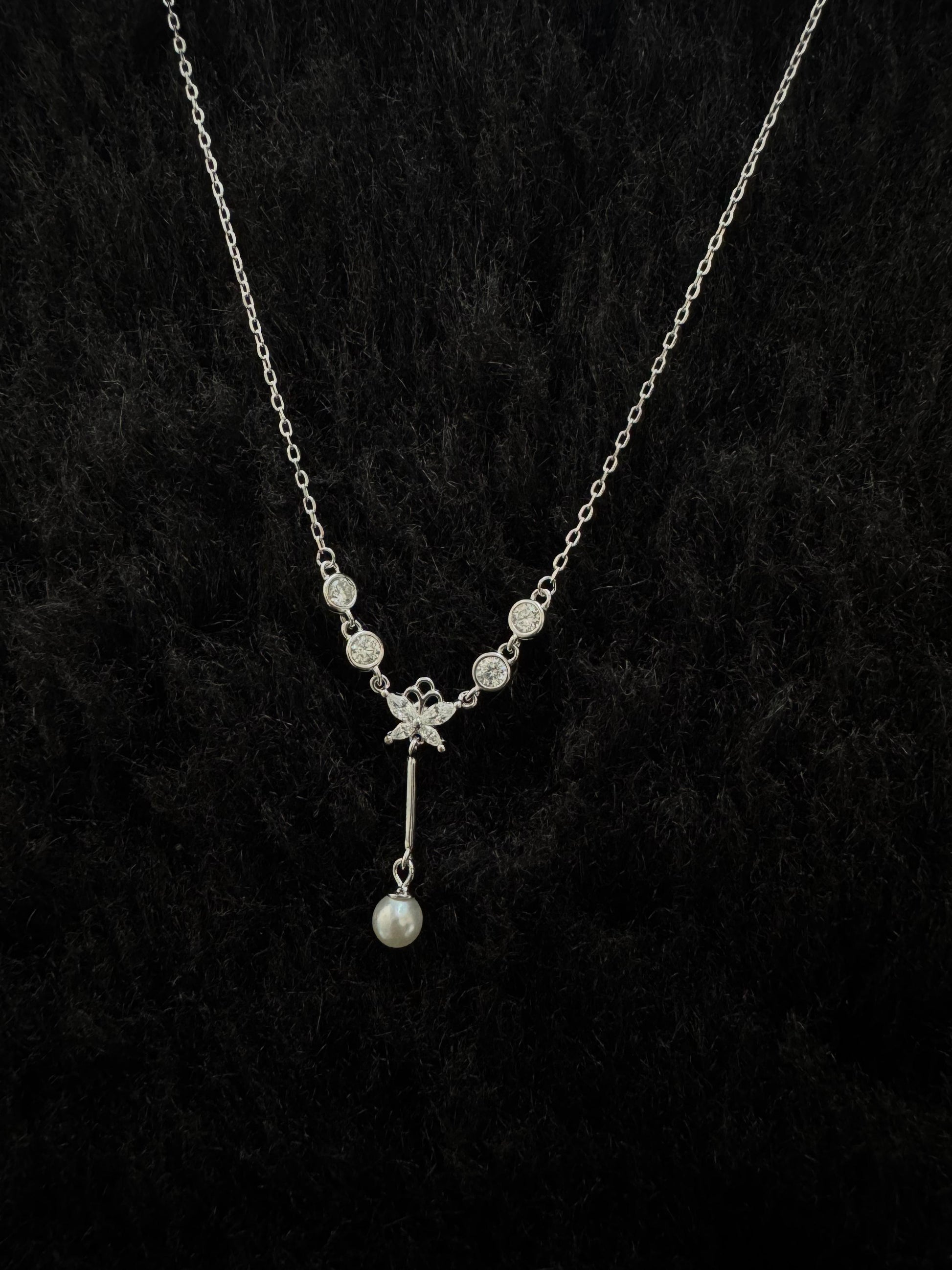925 Sterling silver beautiful necklace with pearl detailing