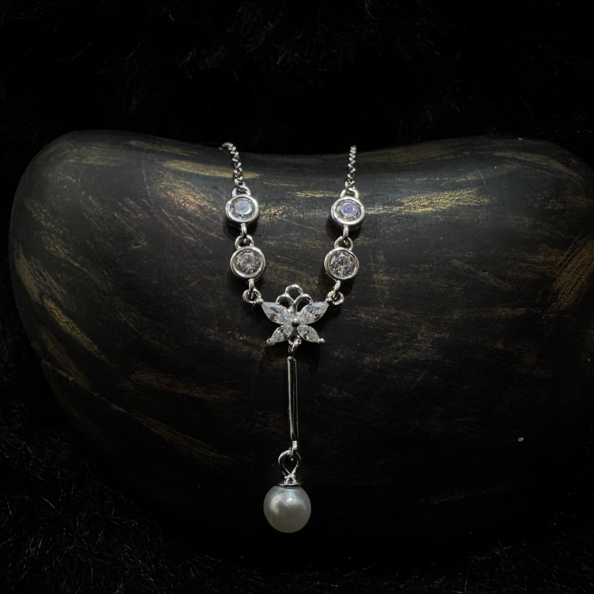 925 Sterling silver beautiful necklace with pearl detailing